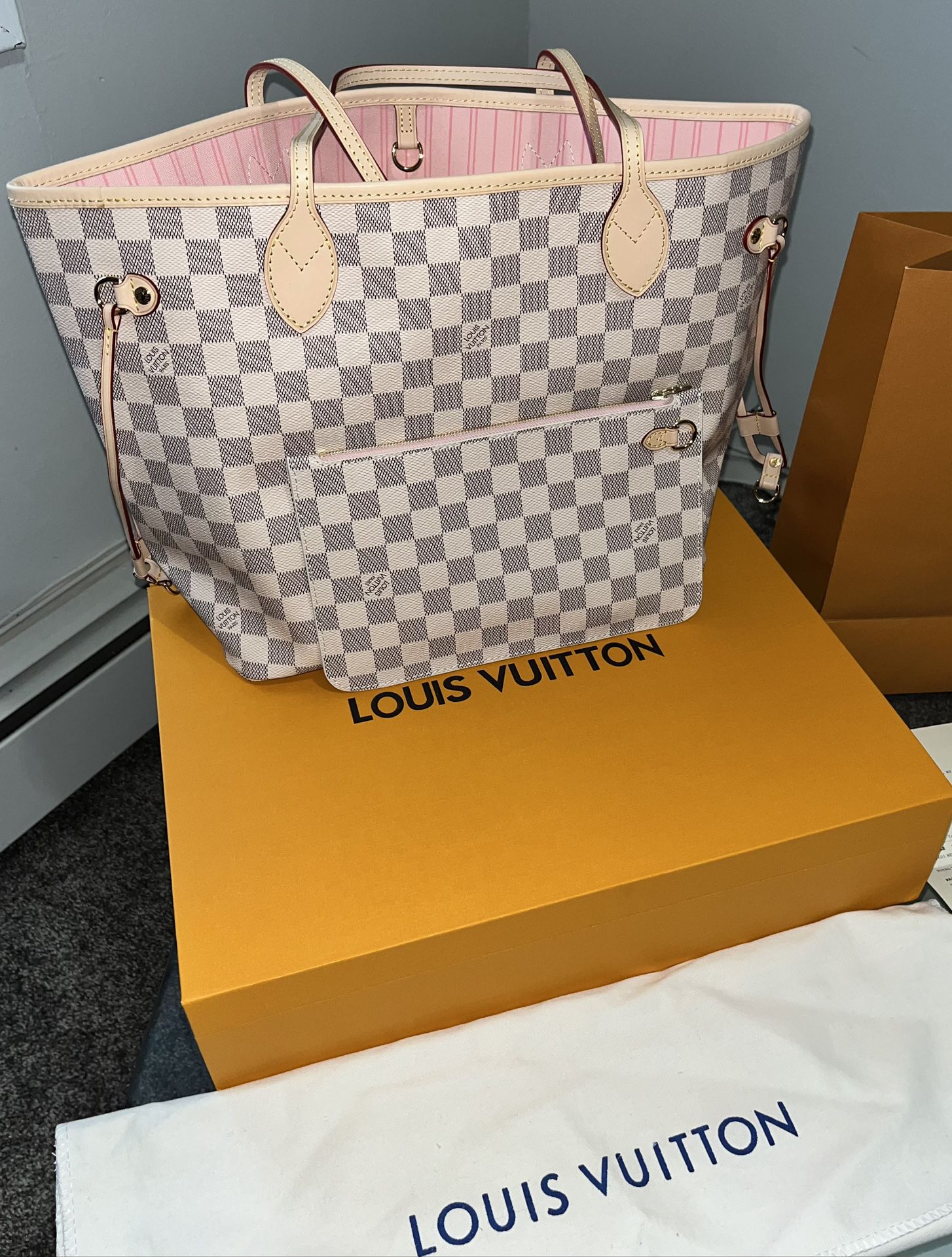 New Authentic Louis Vuitton Monogram Beige Interior Neverfull MM Handbag  for Sale in Valley Stream, NY - OfferUp