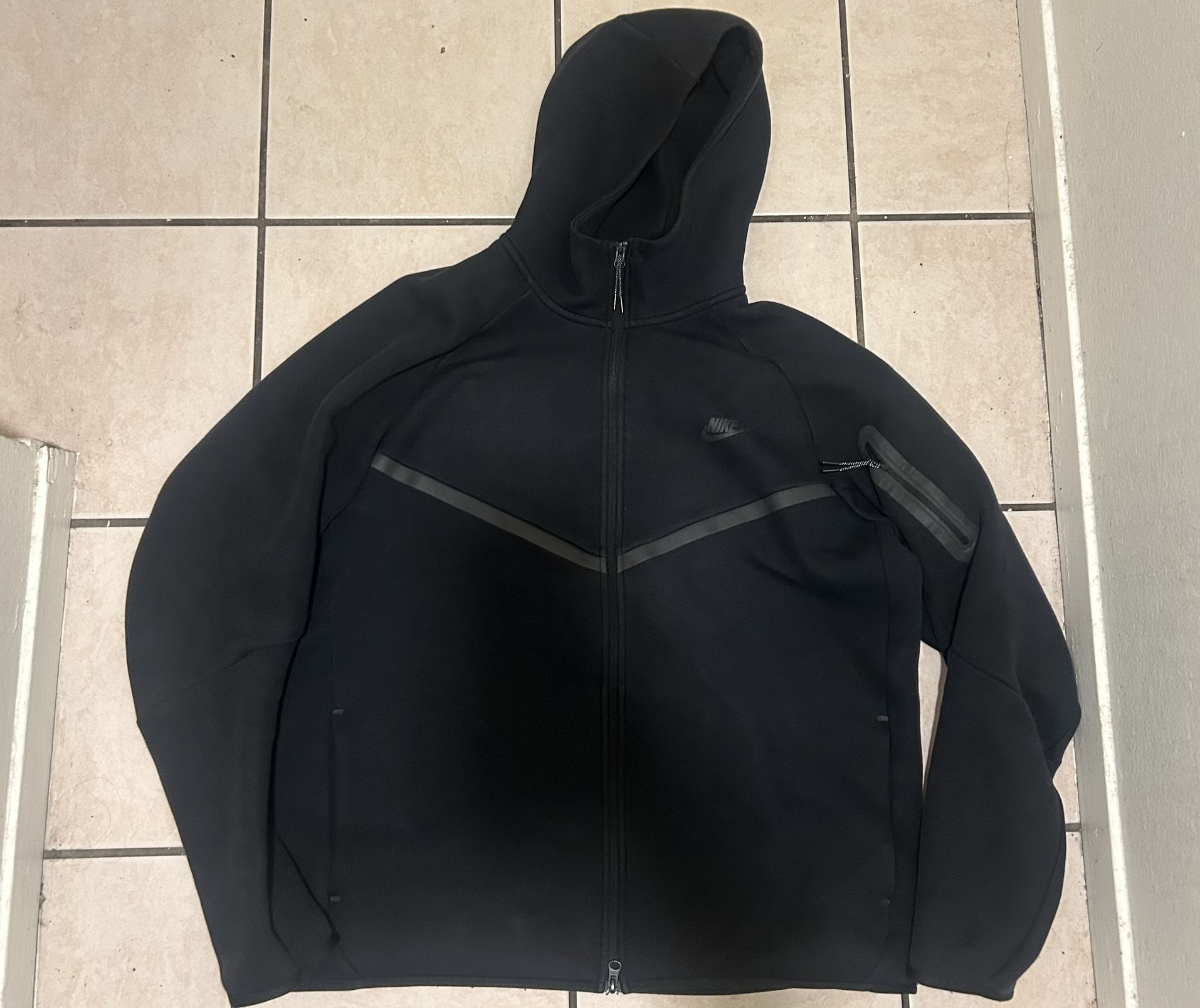 Black Nike Tech Size XL