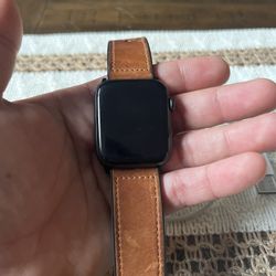 Apple Watch SE (44mm) - Space Gray Aluminum Case