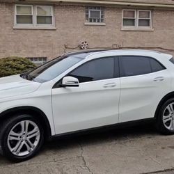 Diamond White Mercedes Benz GLA 