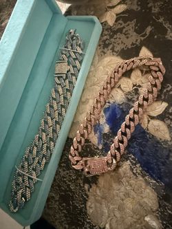 dog chains blue one is new and the pink one is used