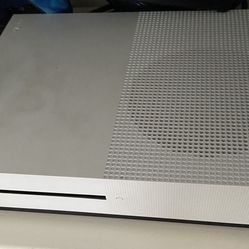 XBOX ONE S 500 GB WHITE GAMING CONSOLE WITH 2 WIRELESS REMOTES AND 10 GAMES AND HEADSET.