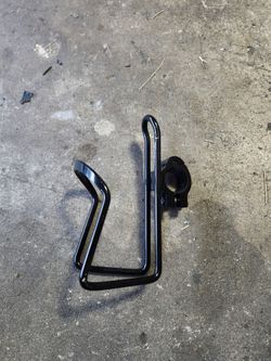 Handlebar mounted water bottle holder