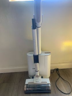 Shark Cordless Vacuum – Works Good, Broken Clip. Make a offer
