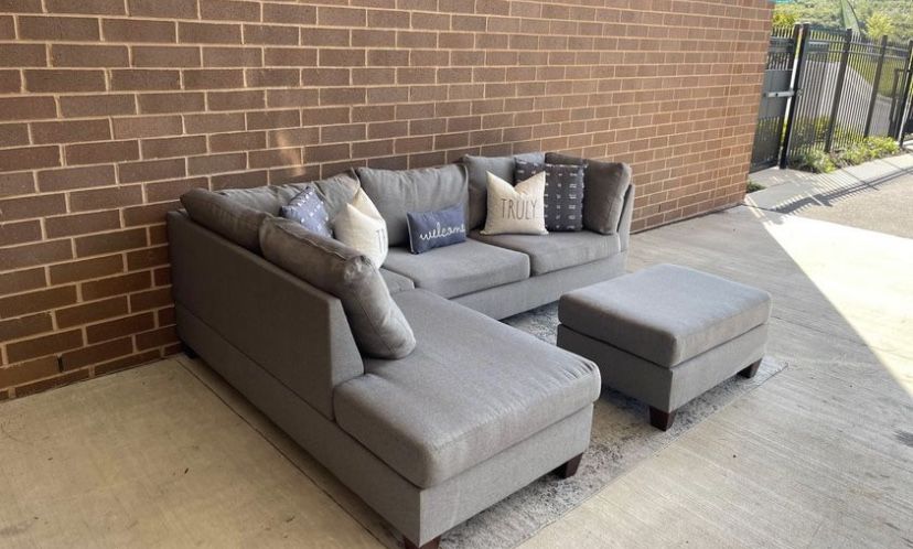 Sectional Couch With Ottoman .
