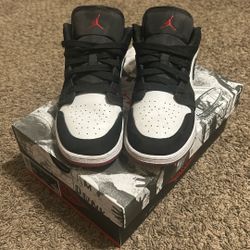 Air Jordan 1 Low Black Toe 