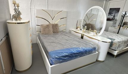 QUEEN BED WITH GOLD DETAILS ‼️SPECIAL OFFER‼️