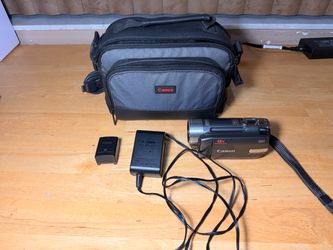 Canon FS11 FS Camcorder w/ Case Battery Charger