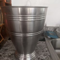 Metal Flower Pot Used But In Great Condition 11 In Tall 9 In In Diameter Only $5