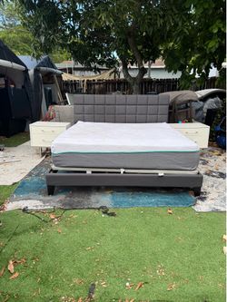 Juego king 4 pc cama y mesitas de noche