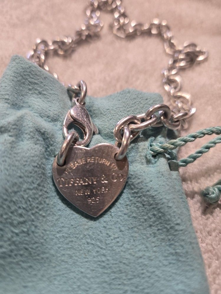 NECKLACE TIFFANY & CO STERLING SILVER NECKLACE WITH HEART TAG.