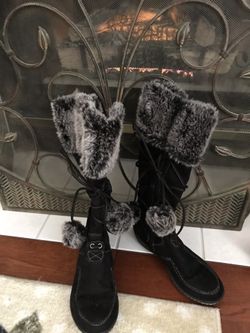 New black boots size 6 1/2 never worn because inside zipper super cute