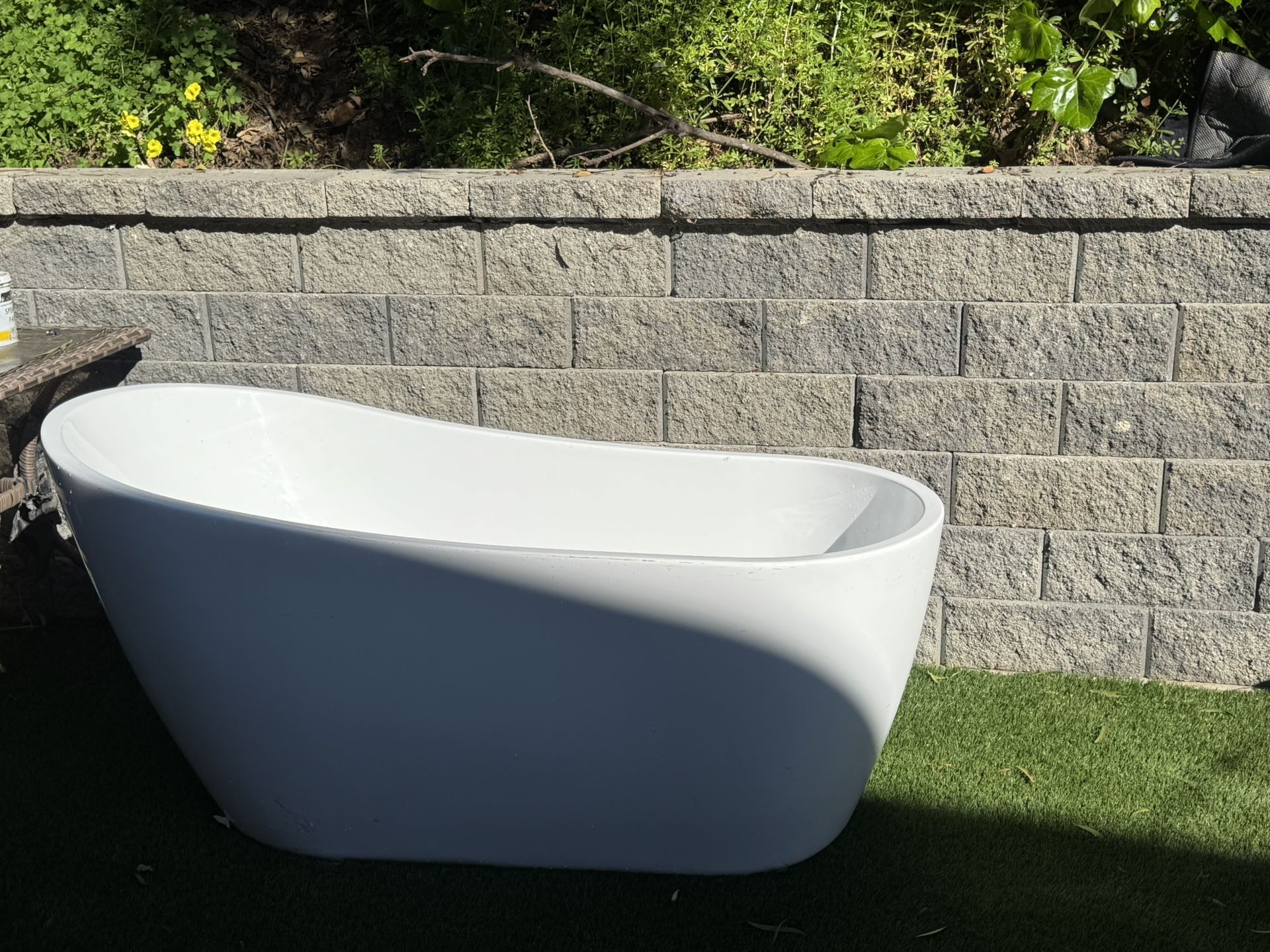 Stand alone tub