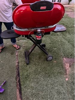Asador portátil ideal para llevarlo al parque o al río a cualquier lugar o es portátil. Tiene para jalar