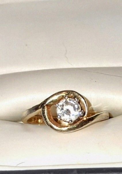 14k Solid Gold Solitaire Ring- Brilliant Sparkle- Size 6 1/2-7 Vintage Style