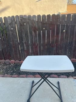 Folding table