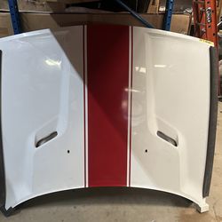 Dodge challenger hood 08-14 ( used car parts )