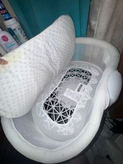 Halo bassinet . Rarely used . Like new dc  a