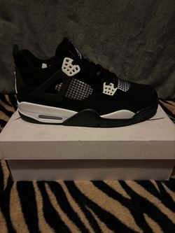 White Thunder Jordan 4 Size 9.5 Men’s