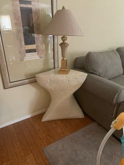 2 beautiful lamps endtables.