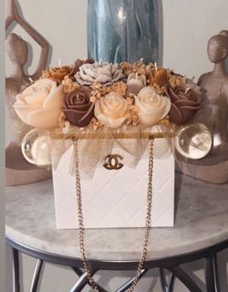 Hermoso ramo de velas de rosas artesanales / Arreglo floral en caja