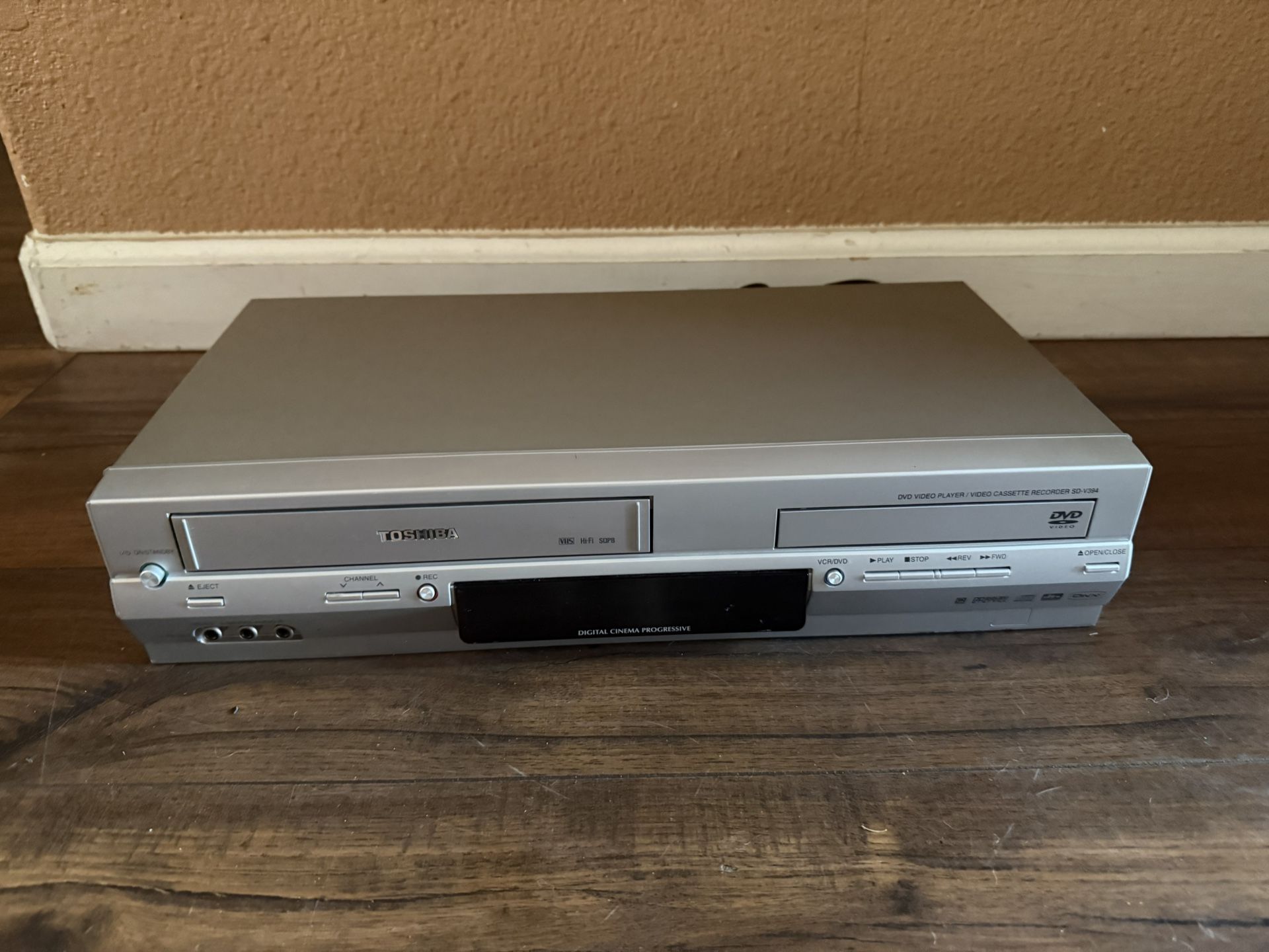 Toshiba SD-V394S DVD/VCR VHS Cassette Recorder Combo Working