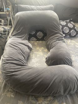 Pregnancy pillow. Everett/Pinehurst pick up area. From pet friendly home. Washed and cleaned.