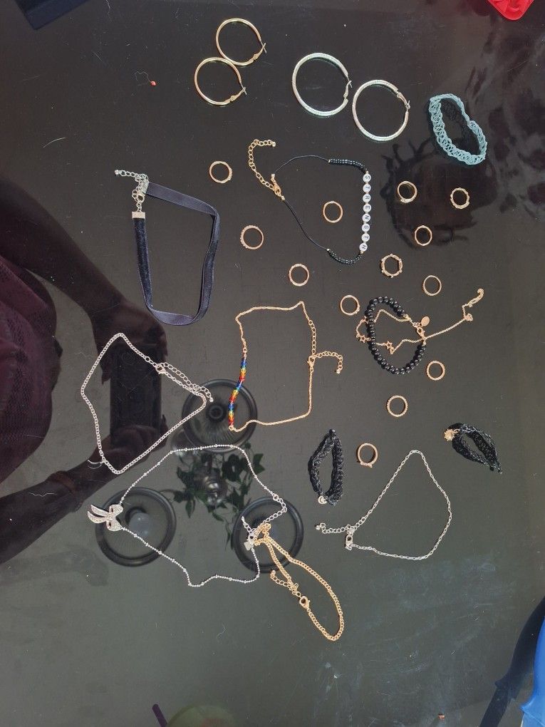 28 Pieces Of Jewlery