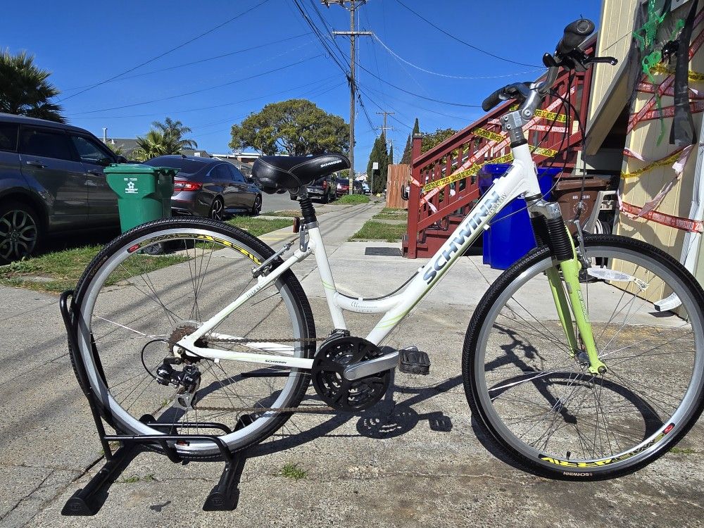 Schwinn Hybrid Bike Medium Frame
Great Condition Ready to Ride