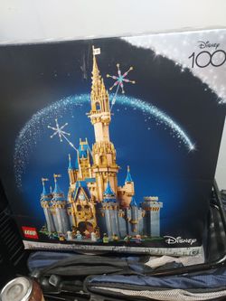 Disney castle (USED BUT COMPLETE)