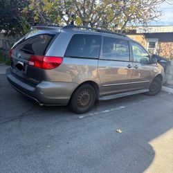 Part Out  Toyota Sienna 2004