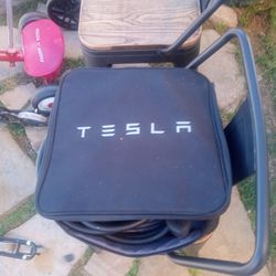CARGADOR PARA TESLA EN BUENAS CONDICIONES CON ADAPTADOR 