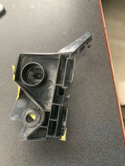 2013 Ford Taurus fender bracket