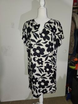 Black and White Bold Floral Print Shift Dress 4X