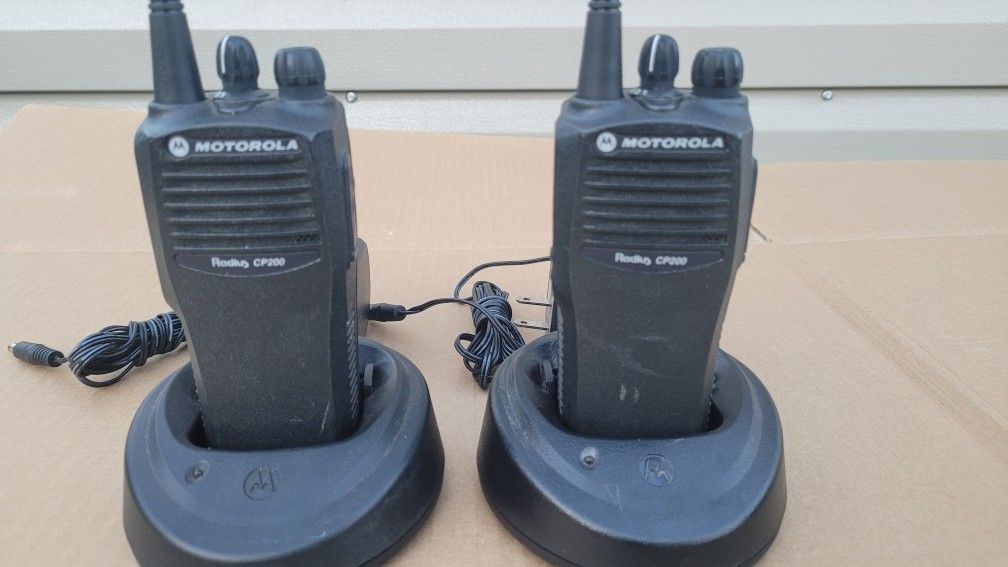 2 MOTOROLA CP200 UHF 4ch Two-Way Radios