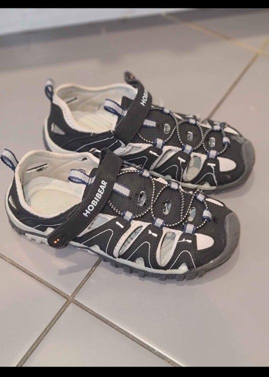 Boys Sandals Size 5 Used In Excellent Condition. 