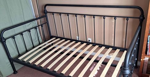 Black Metal Twin Bedframe