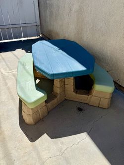 Step2 Naturally Playful Picnic Table (no umbrella)
