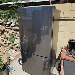 LG - 25.5 Cu. Ft. Bottom-Freezer Refrigerator with Ice Maker - Stainless Steel