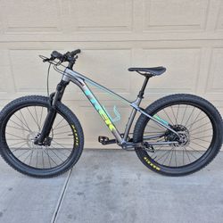TREK ROSCOE 7 MOUNTAIN BIKE, 1X12, DROPPER POST, ROCKSHOX AIR SHOCK, SETUP TUBELESS (MEDIUM FRAME)