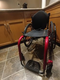 FAST EASY TO  CRUZ OR RACE  WHEELCHAIR FOR ACTIVE SMALL ADULT OR YOUTH