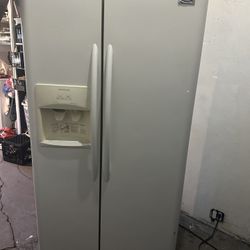 Refrigerator with icemaker and water works great with Sell all the time