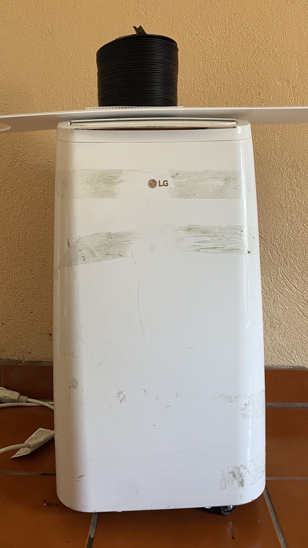 LG 10,000 BTU(lp1018wnr) 115-Volt Portable AC w/ Dehumidifi+er Function in White