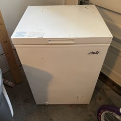Arctic King 3.5 Cu Ft Chest Freezer 