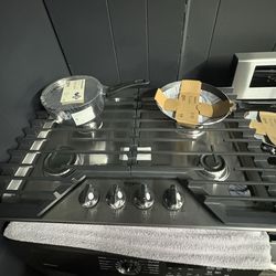 April Blowout Sale 🚨 Whirlpool Cooktop in Stainless Steel