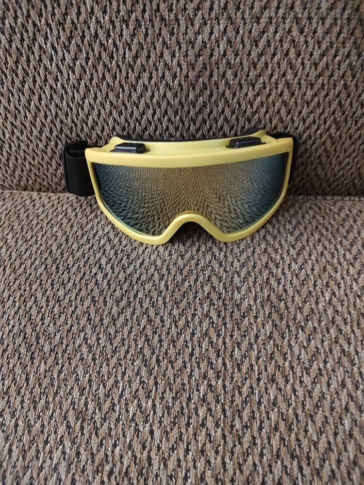 MOTORCYCLE GOGGLES. GOLD LENS. NEW. PICKUP ONLY