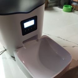 Ymiko Automatic Cat Feeder..Holds 12 Cups Of Food..voice Recorder..Dispenser..Like New!