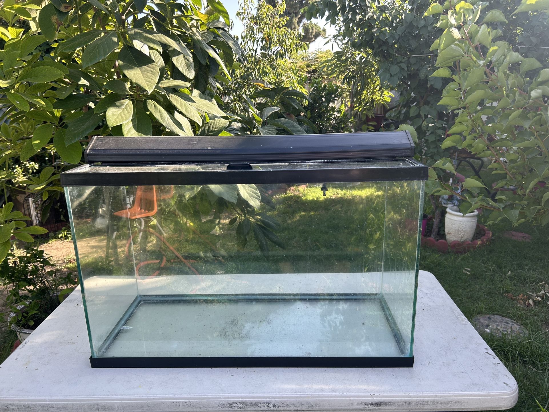 29 gallon fish tank/ 29 gallon fish tank with lid and light