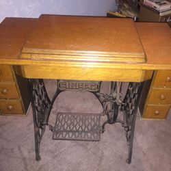 SALE Antique Singer treadle 1910