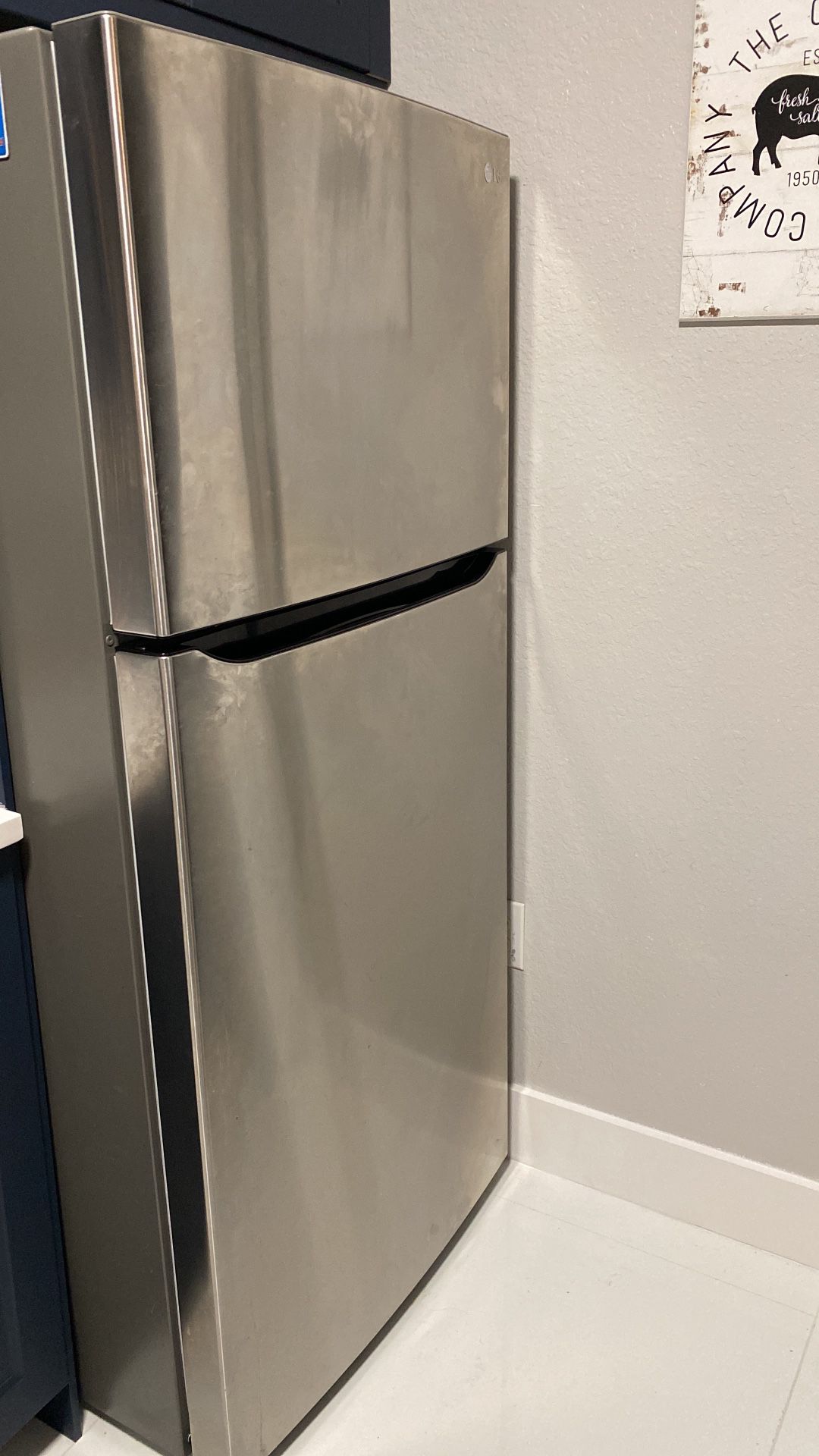 LG Newer Top Freezer Refrigerator Ice Maker